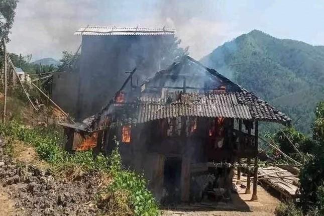 Chập điện, ngôi nhà sàn 5 gian bị thiêu rụi giữa trưa-1