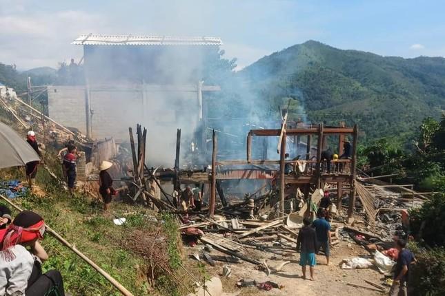 Chập điện, ngôi nhà sàn 5 gian bị thiêu rụi giữa trưa-2