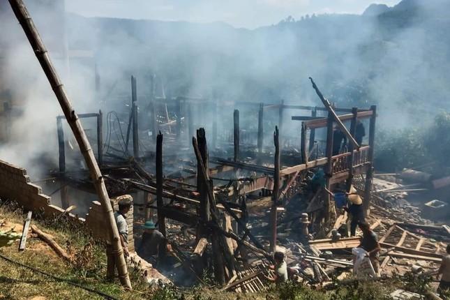 Chập điện, ngôi nhà sàn 5 gian bị thiêu rụi giữa trưa-3