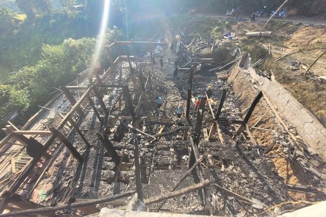 Chập điện, ngôi nhà sàn 5 gian bị thiêu rụi giữa trưa-4