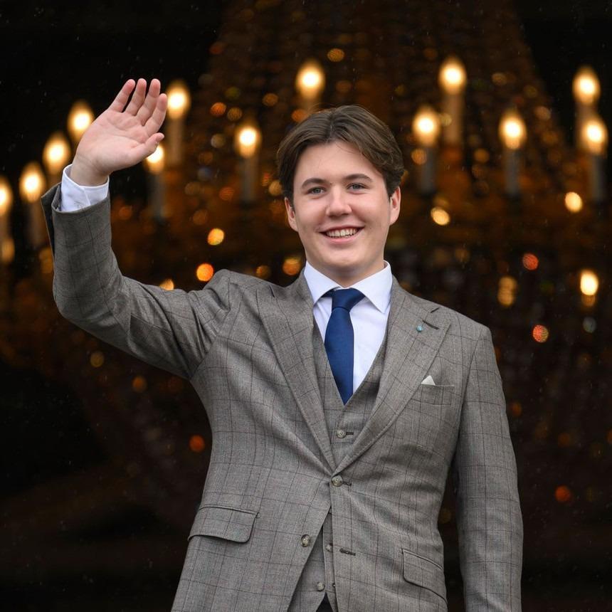 Lọ Lem quên giày khi dự tiệc sinh nhật Hoàng tử Đan Mạch, dân mạng thích thú mong hoàng tử sớm tìm được tình yêu đời mình-1