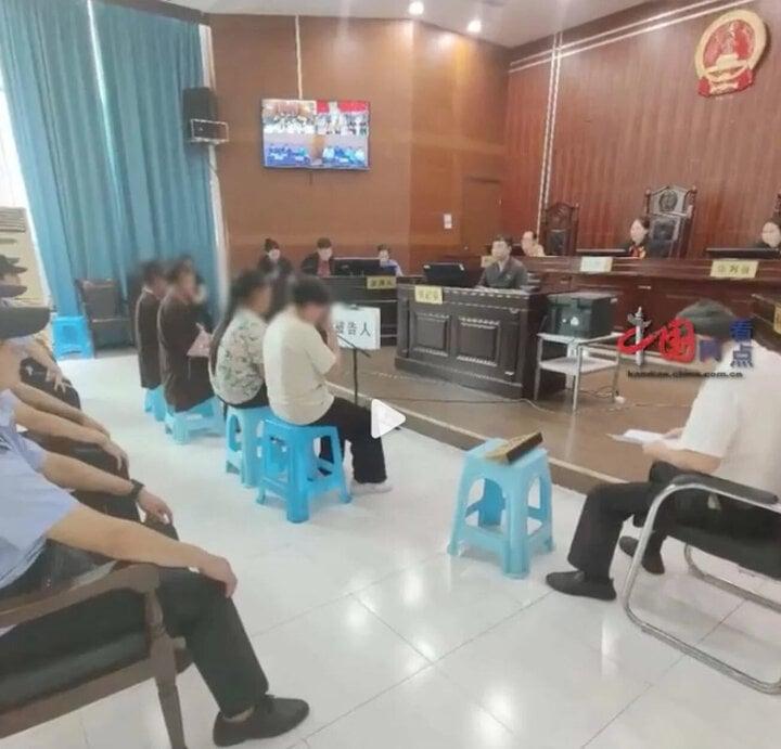 Đánh ghen, lột đồ trà xanh giữa đường, người phụ nữ bị xử tù 8 tháng-2