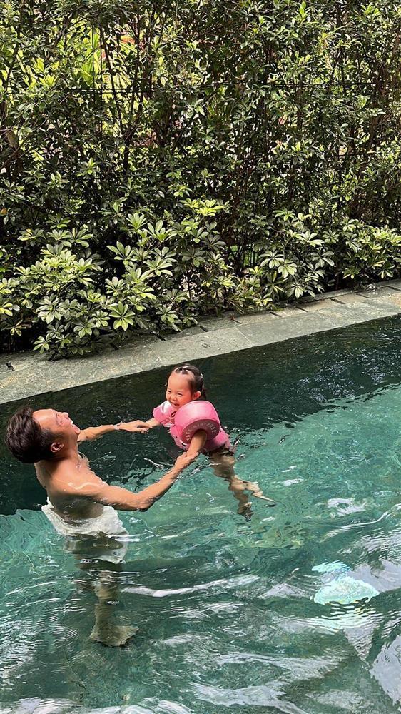 Cường Đô La và Đàm Thu Trang chăm đưa các con đi bơi-2