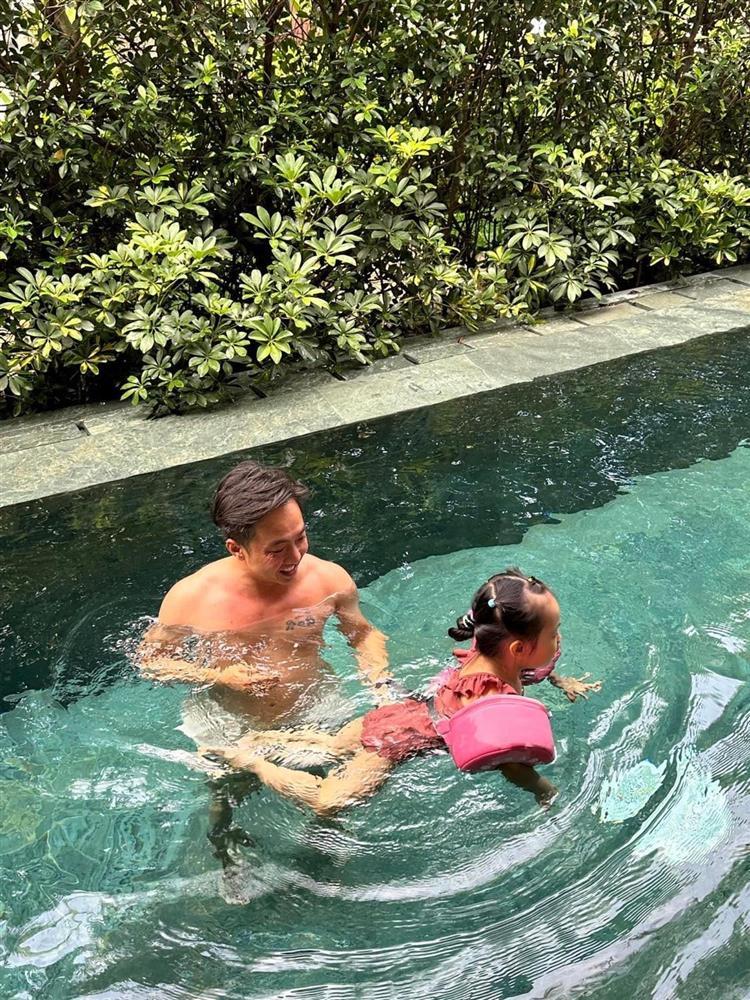 Cường Đô La và Đàm Thu Trang chăm đưa các con đi bơi-3