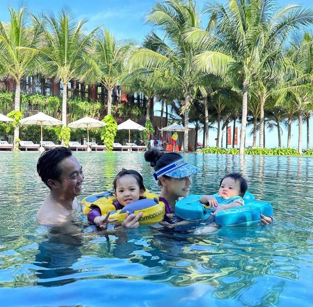 Cường Đô La và Đàm Thu Trang chăm đưa các con đi bơi-4