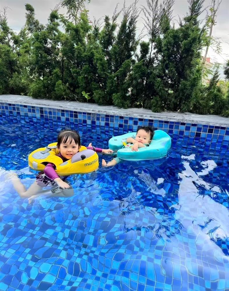 Cường Đô La và Đàm Thu Trang chăm đưa các con đi bơi-6