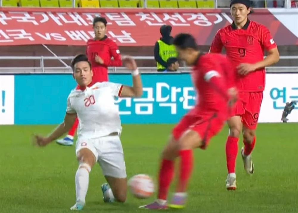 Va chạm với Son Heung Min, Bùi Hoàng Việt Anh nhận thẻ đỏ oan ức?-1