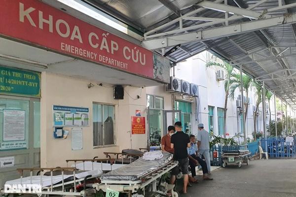 Người đàn ông bị kẻ khỏa thân chém ở TP.HCM vẫn hôn mê-2