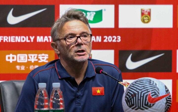 HLV Troussier: Đội tuyển Việt Nam lẽ ra phải ghi được 2-3 bàn-1