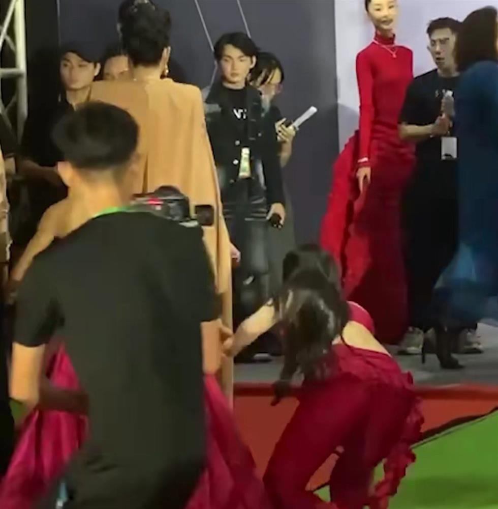 Lan Ngọc, Linh Ka... mê váy bạch tuộc, có người vấp ngã vì quá vướng víu-8