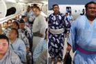 27 khách đô vật sumo khiến hãng hàng không 'toát mồ hôi', sợ máy bay hết xăng