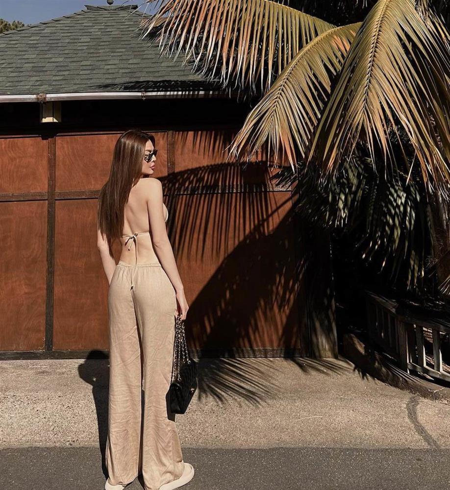 Bạn gái Lương Thế Thành nổi bật ở biển California nhờ set đồ kích thích thị giác-2