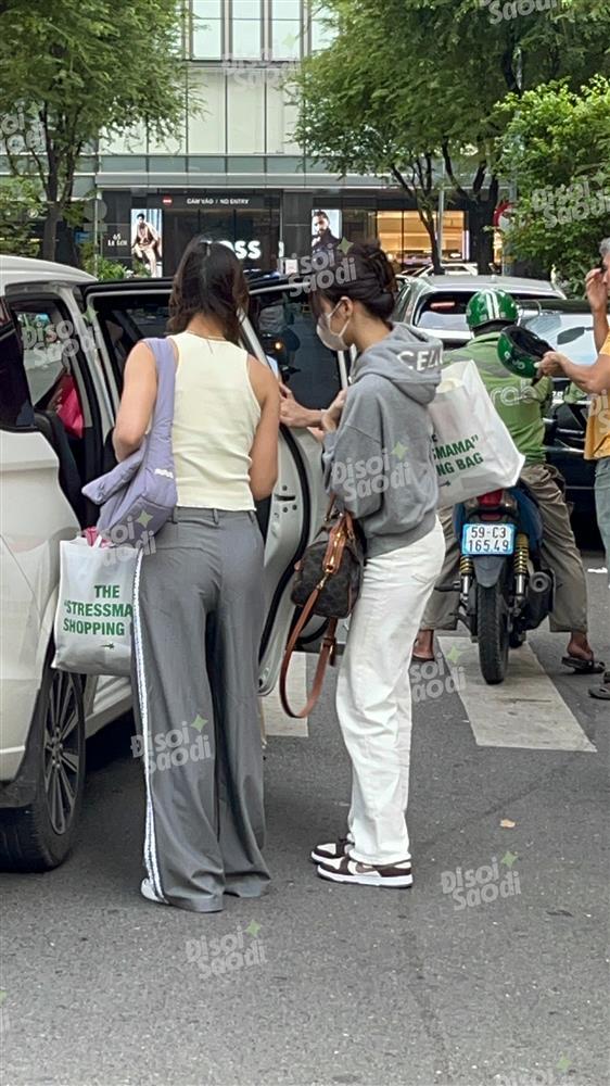 Bình thường rất kiểu cách nhưng khi đi shopping, Lisa sẽ biến hoá ra sao?-1