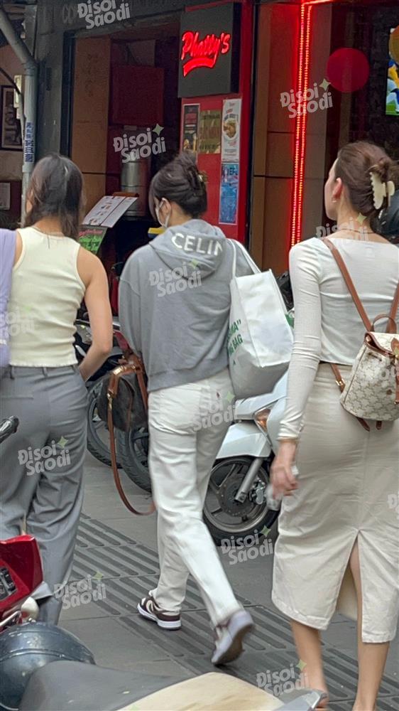 Bình thường rất kiểu cách nhưng khi đi shopping, Lisa sẽ biến hoá ra sao?-2