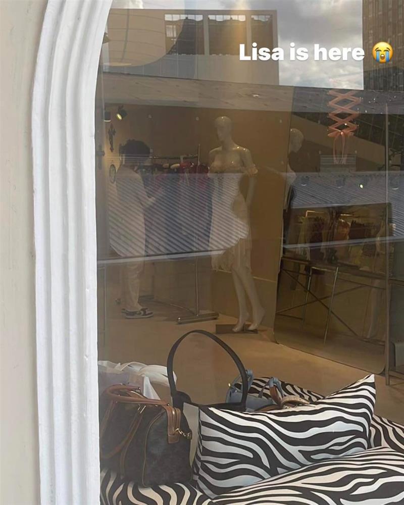 Rần rần ảnh Lisa khoe cận nhan sắc búp bê ở Việt Nam, nhưng nhìn kỹ có gì sai sai?-5