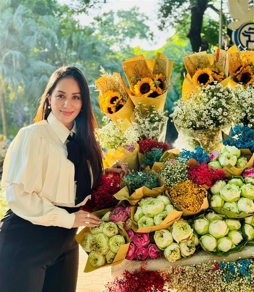 Khánh Thi khoe nhan sắc mặn mà sau hơn một tháng sinh con thứ 3-1