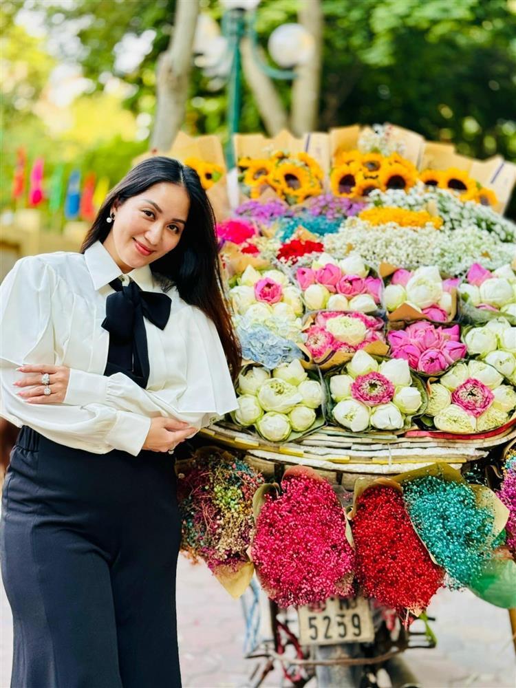 Khánh Thi khoe nhan sắc mặn mà sau hơn một tháng sinh con thứ 3-3