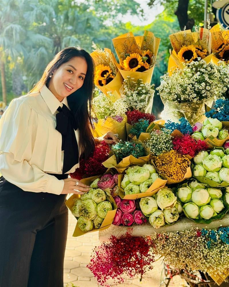 Khánh Thi khoe nhan sắc mặn mà sau hơn một tháng sinh con thứ 3-4