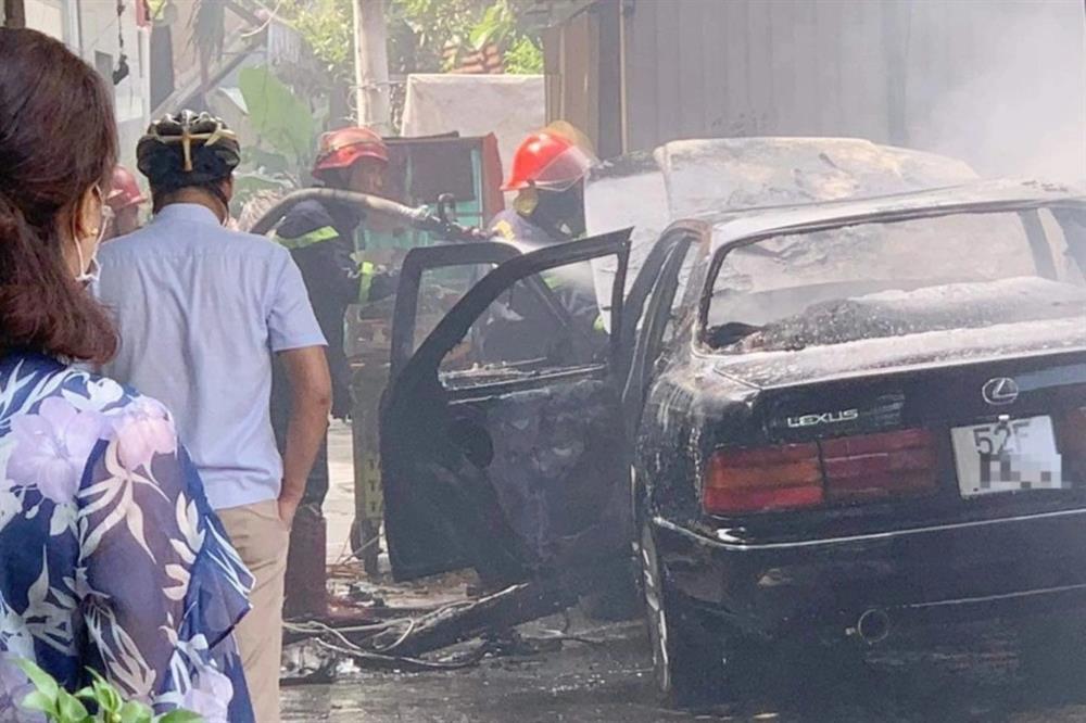 Xe Lexus bốc cháy ngùn ngụt trước nhà dân ở TPHCM-1