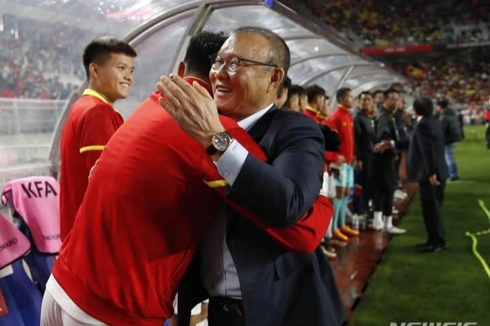 Khoảnh khắc xúc động của HLV Park Hang Seo với các tuyển thủ Việt Nam-1