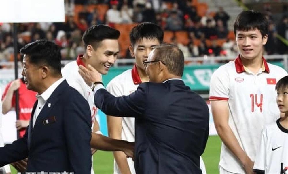 Khoảnh khắc xúc động của HLV Park Hang Seo với các tuyển thủ Việt Nam-2