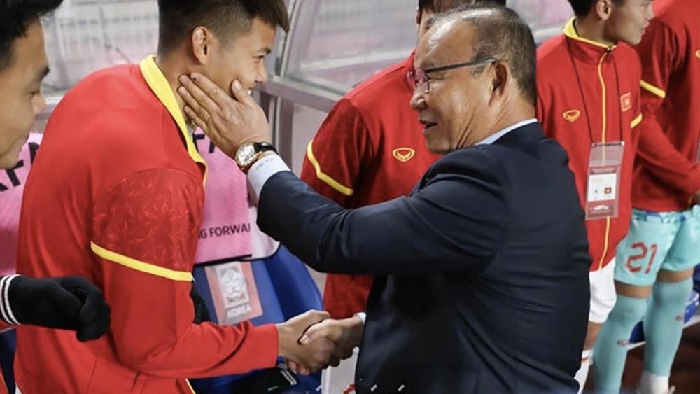 Khoảnh khắc xúc động của HLV Park Hang Seo với các tuyển thủ Việt Nam-3