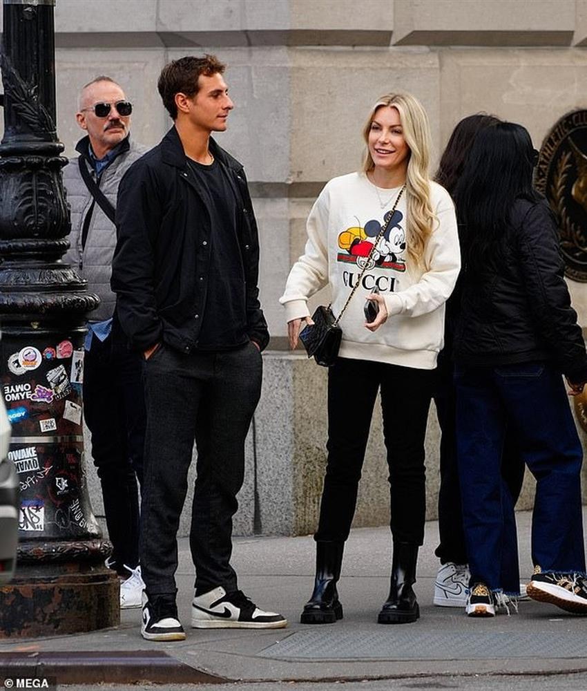 Vợ góa của ông trùm Playboy xuống phố với tay vợt kém 14 tuổi-2