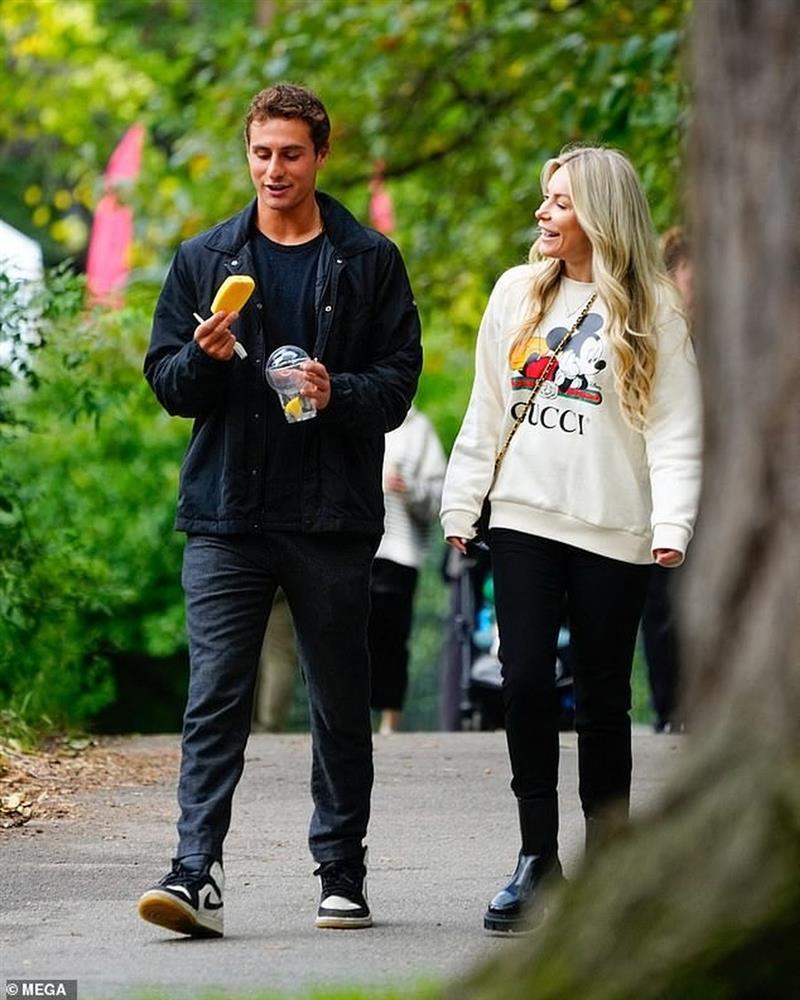 Vợ góa của ông trùm Playboy xuống phố với tay vợt kém 14 tuổi-3