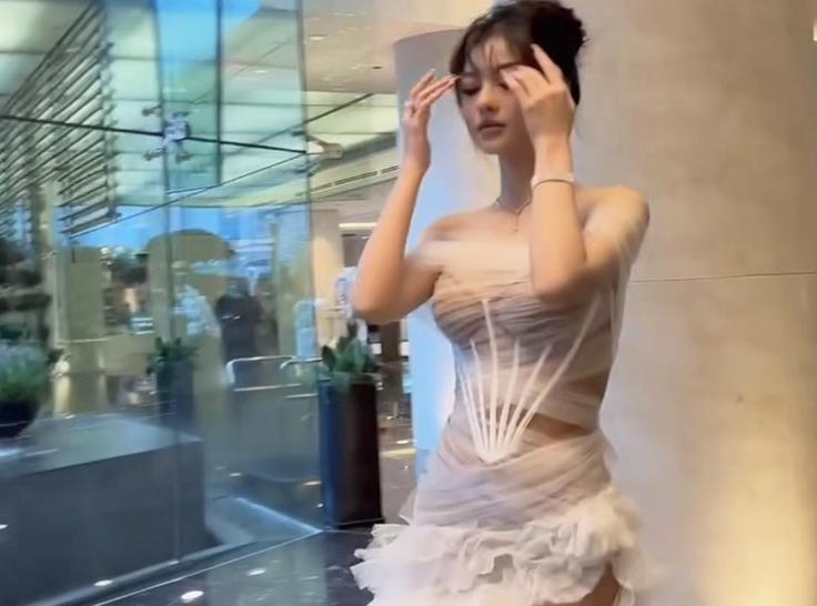 Diện váy trong suốt, mỹ nhân Việt mất điểm vì lỗi hồn nhiên với trang phục bảo hộ-1