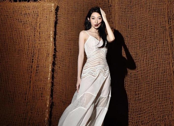 Diện váy trong suốt, mỹ nhân Việt mất điểm vì lỗi hồn nhiên với trang phục bảo hộ-9