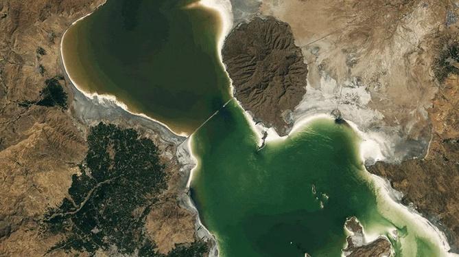 Thiên nhiên tàn khốc: Hồ nước lớn nhất Trung Đông biến thành bãi muối cạn-1
