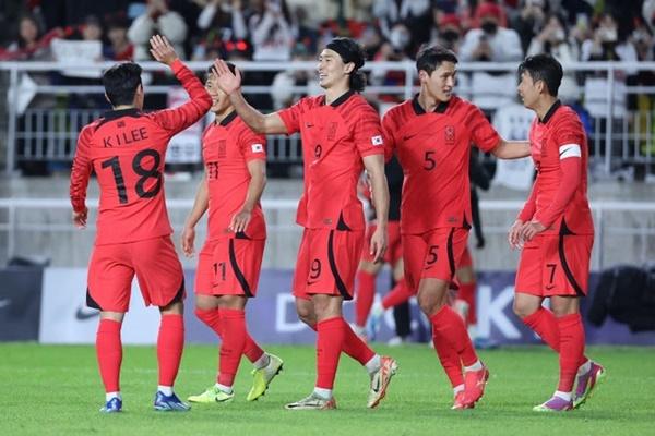 Đội tuyển Việt Nam thua liên tiếp 3 trận, HLV Troussier nói lời tâm huyết-5