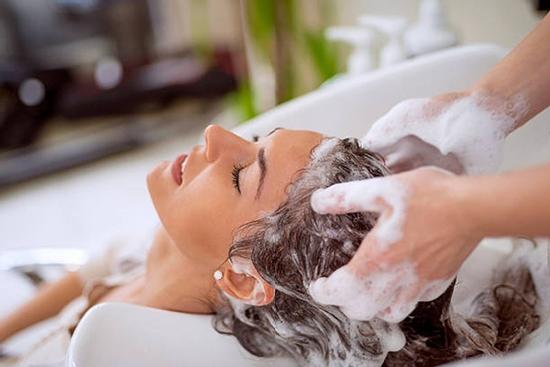 Ngày nào cũng gội đầu có hại không?