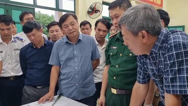 Video: Xuyên đêm chạy đua giờ vàng tìm kiếm 13 ngư dân Quảng Nam mất tích-1