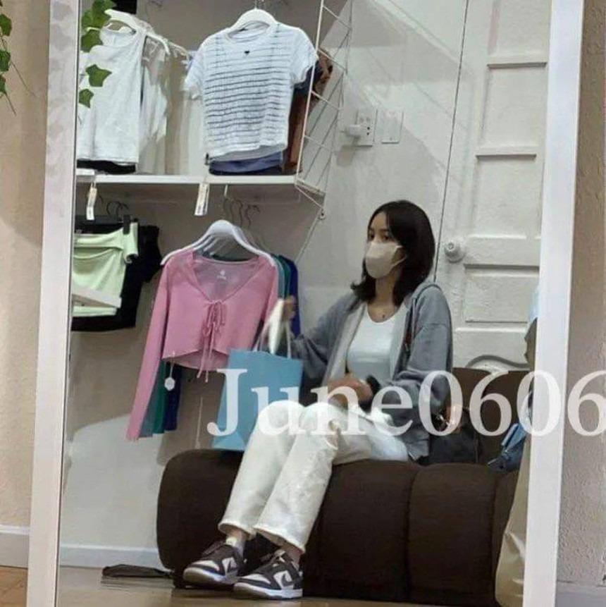 Chuyến du lịch Việt Nam chóng vánh của Lisa: Cam thường nổi bật, khoảnh khắc ăn bánh mì gây bão-2