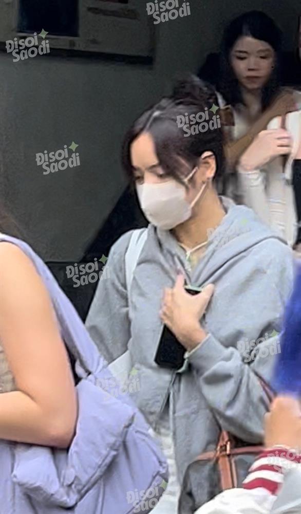 Chuyến du lịch Việt Nam chóng vánh của Lisa: Cam thường nổi bật, khoảnh khắc ăn bánh mì gây bão-4