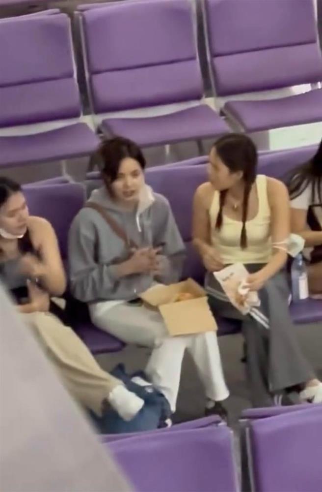 Chuyến du lịch Việt Nam chóng vánh của Lisa: Cam thường nổi bật, khoảnh khắc ăn bánh mì gây bão-11