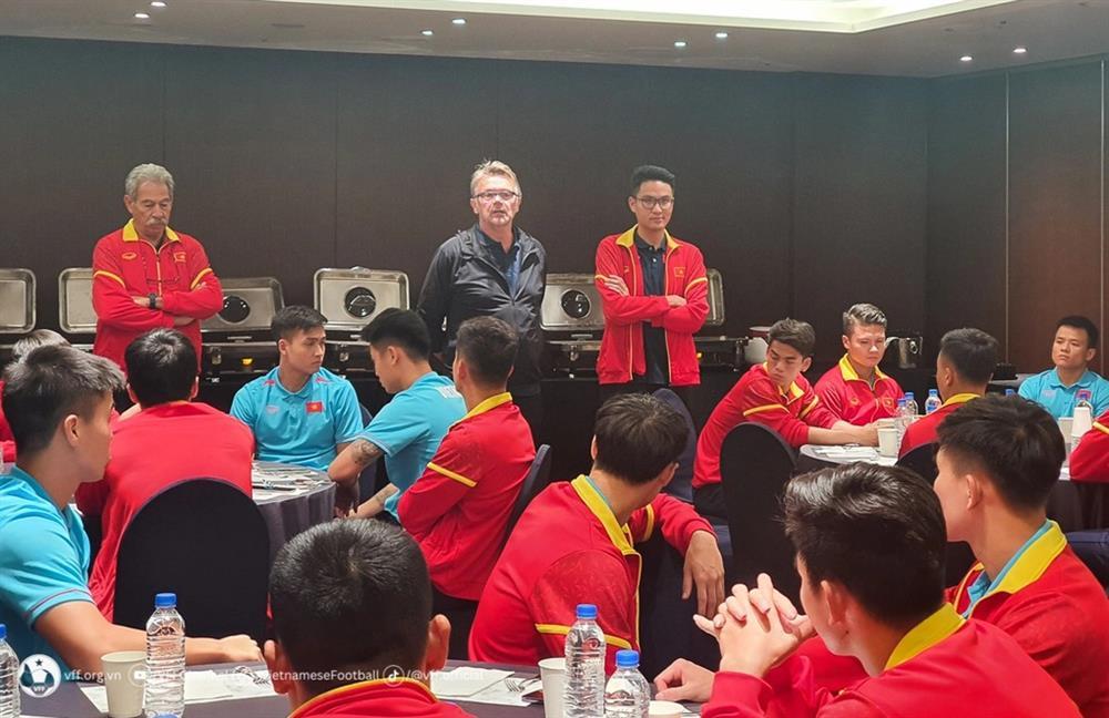 Đội tuyển Việt Nam thua liên tiếp 3 trận, HLV Troussier nói lời tâm huyết-2