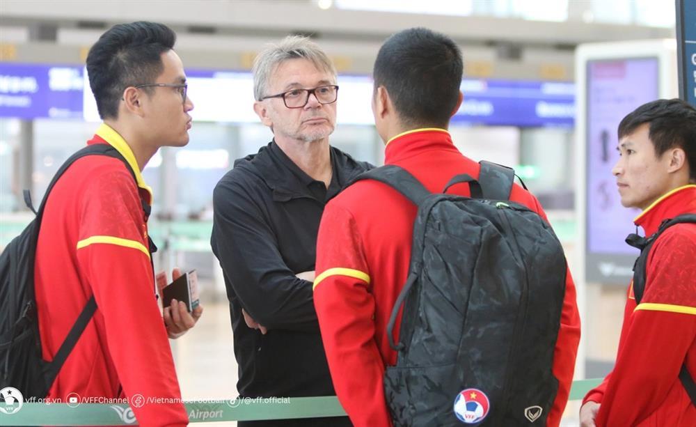 Đội tuyển Việt Nam thua liên tiếp 3 trận, HLV Troussier nói lời tâm huyết-3