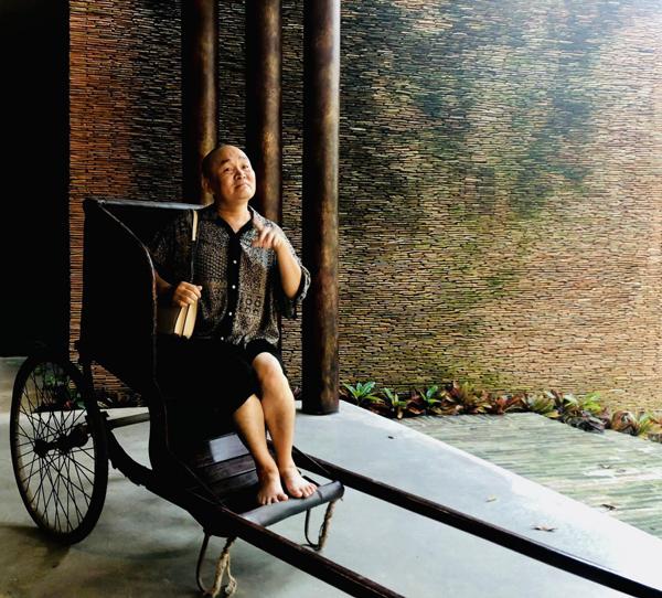 Xây biệt phủ cầu kỳ với 5 triệu viên ngói cổ, vua hài đất Bắc Xuân Hinh giàu có mức độ nào?-1