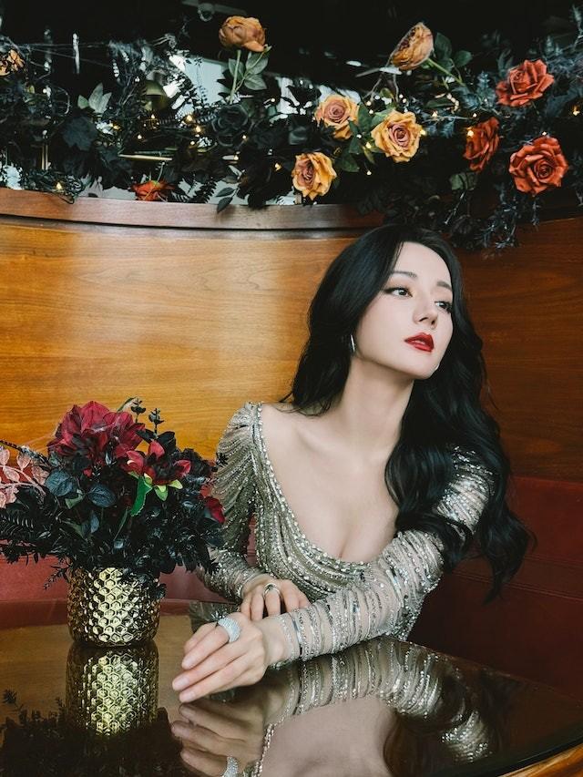 Thân hình đồng hồ cát của Địch Lệ Nhiệt Ba qua ống kính thường-3