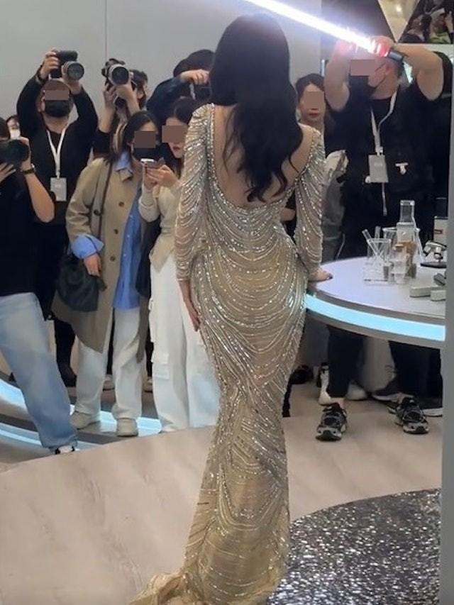 Thân hình đồng hồ cát của Địch Lệ Nhiệt Ba qua ống kính thường-4