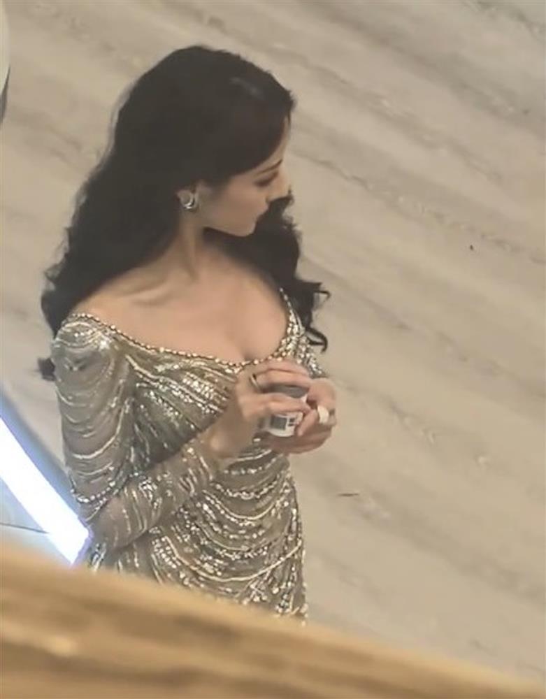 Thân hình đồng hồ cát của Địch Lệ Nhiệt Ba qua ống kính thường-7