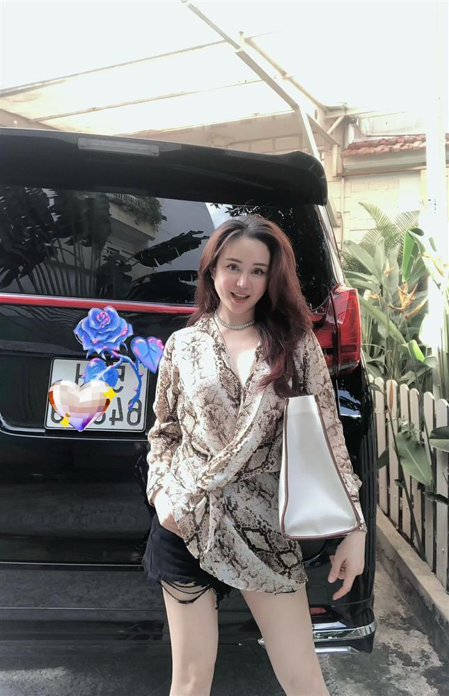 Nhan sắc qua camera thường của nữ ca sĩ có biệt thự 3.000m2 tại Hải Phòng-4