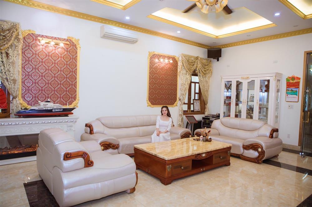 Nhan sắc qua camera thường của nữ ca sĩ có biệt thự 3.000m2 tại Hải Phòng-6