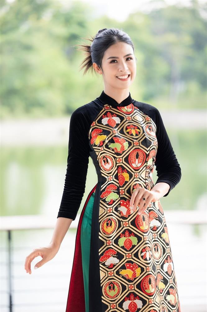 Lý do gì khiến Ngọc Hân nhận cô bé xinh xắn này làm con nuôi?-3