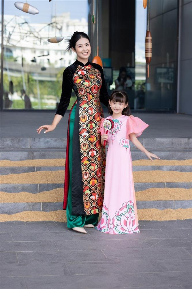 Lý do gì khiến Ngọc Hân nhận cô bé xinh xắn này làm con nuôi?-7