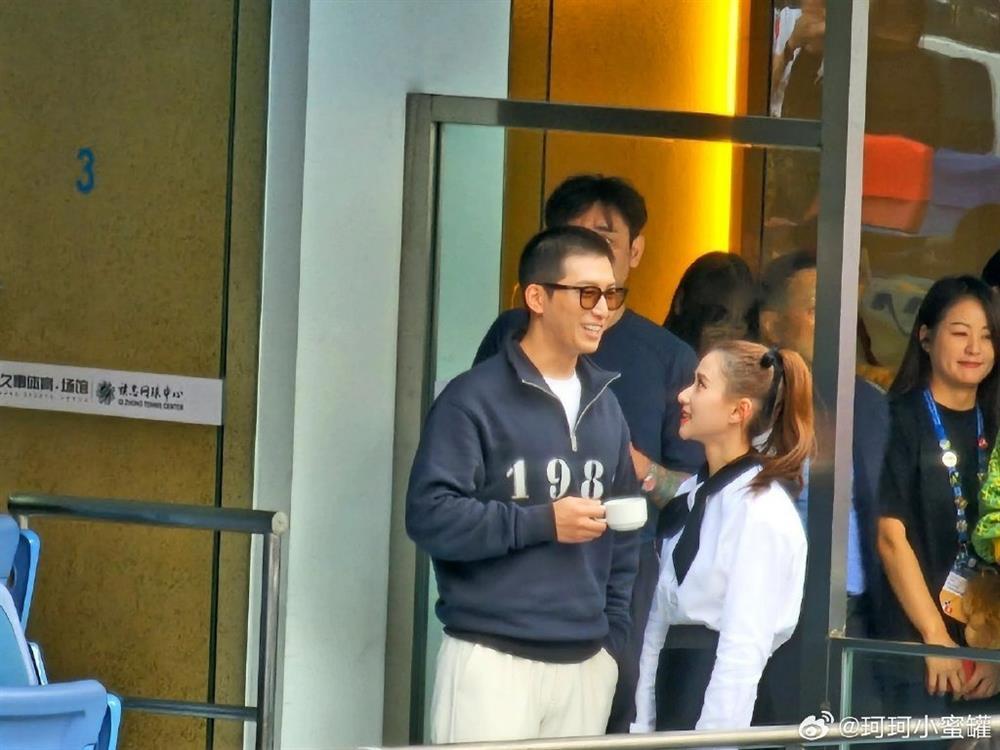 Hà Siêu Liên và chồng tay trong tay đi xem quần vợt-1