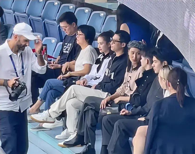 Hà Siêu Liên và chồng tay trong tay đi xem quần vợt-3