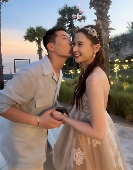 Hà Siêu Liên và chồng tay trong tay đi xem quần vợt-13